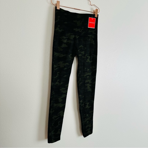 New SPANX Look At Me Now Seamless Legging in Green Camo - Picture 10 of 12